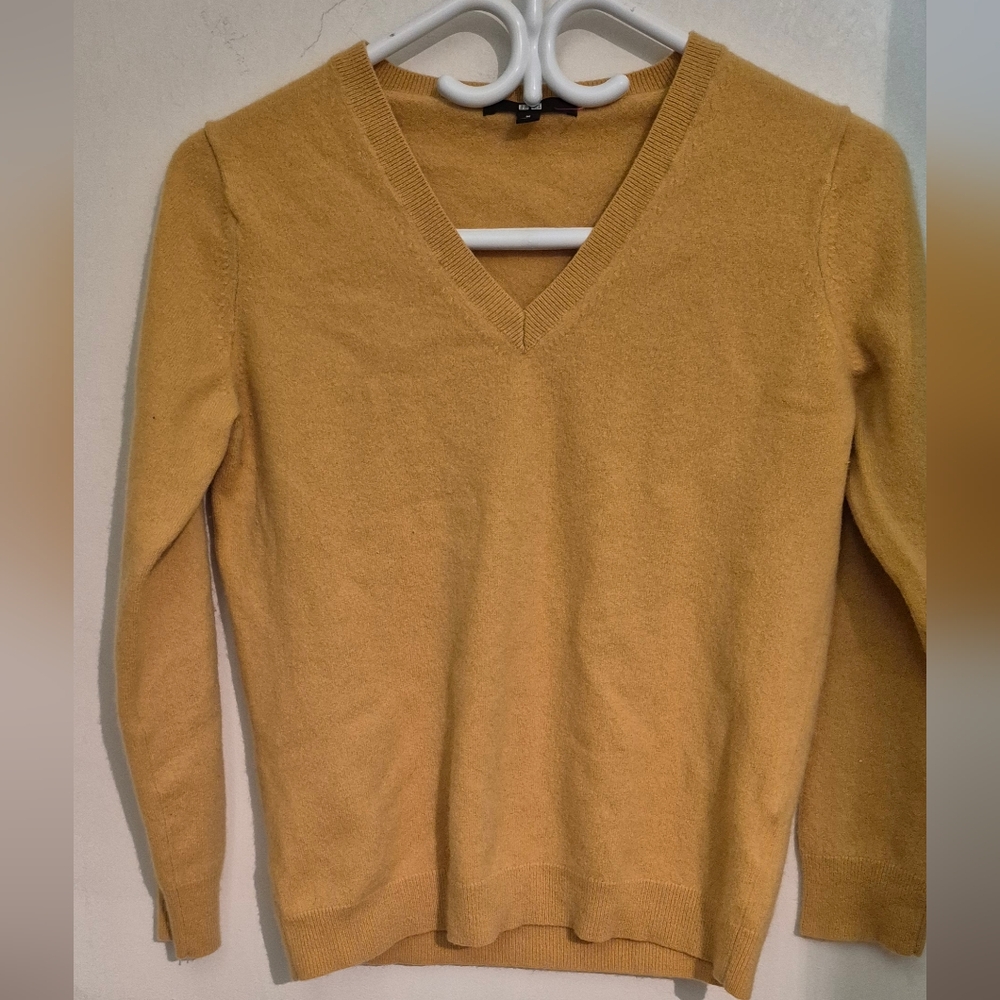 Uniqlo Women's Cashmere V-Neck Sweater - Mustard Yellow - PTP 18”